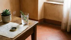 Il rituale Feng Shui del bicchiere d’acqua con rosmarino per attivare l’angolo della ricchezza