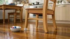 Tappi di bottiglia sotto le sedie: il trucco fai da te per evitare graffi sul parquet