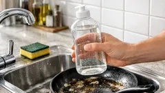 Detersivo per piatti: 6 usi furbi in casa per sgrassare e risolvere piccoli guai