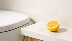 Come togliere il calcare dal WC con il limone: metodo semplice e senza aceto