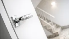 Stagnola sulla maniglia della porta: trucco anti ladri o solo placebo?