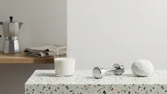 Latte da adulti: benefici reali per ossa e muscoli, porzioni e alternative