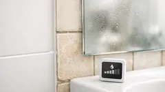 Come rinnovare il bagno senza demolire: 3 rivestimenti furbi per coprire le vecchie piastrelle