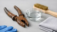 Come rimuovere la ruggine dal metallo in 6 passaggi, senza aceto e bicarbonato