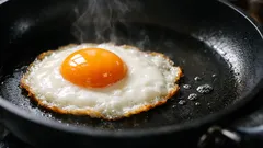 Il trucco dell’aceto per uova all’occhio di bue perfette: albume compatto e tuorlo cremoso