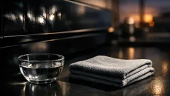 Come pulire la porta del microonde con 2 ingredienti e senza lasciare aloni