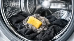 Mettere una spugna in lavatrice funziona davvero? Il trucco anti pelucchi spiegato bene