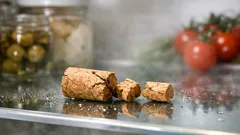 Il trucco del tappo di sughero per togliere i cattivi odori dal frigo in una notte