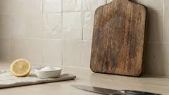 Come togliere l’odore di aglio e cipolla dal tagliere in legno senza metterlo in ammollo