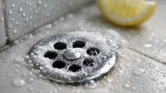Come eliminare l’odore di scarico con limone e bicarbonato in 15 minuti